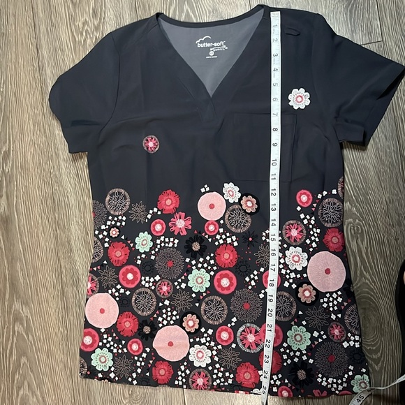 Butter Soft Scrub Top Size XS - Picture 4 of 6